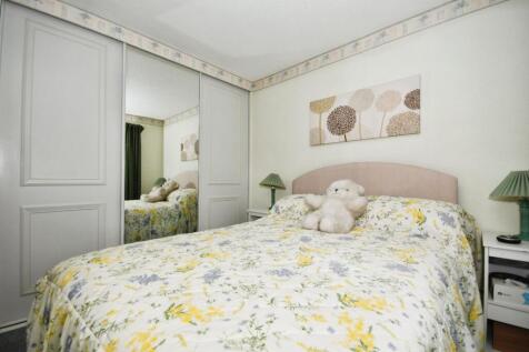 BEDROOM 1 02.jpg