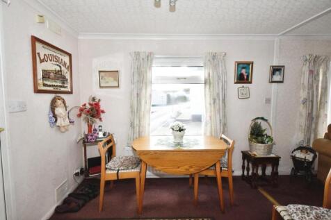 DINING ROOM.JPG
