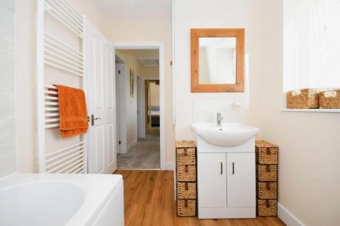 BATHROOM 02.jpg