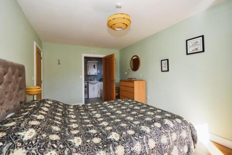 BEDROOM 1 02.jpg