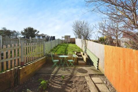 REAR GARDEN 01.jpg