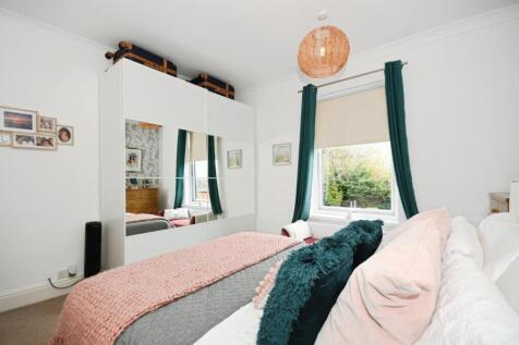 BEDROOM 1 02.jpg