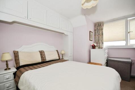 BEDROOM 1 02.jpg