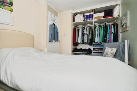 BEDROOM 1 02.jpg