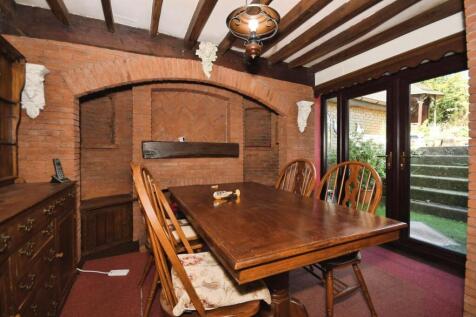 DINING ROOM.jpg