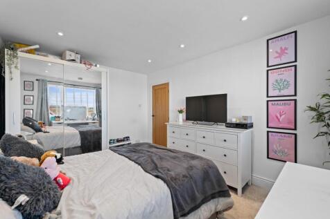 BEDROOM 3 02.jpg