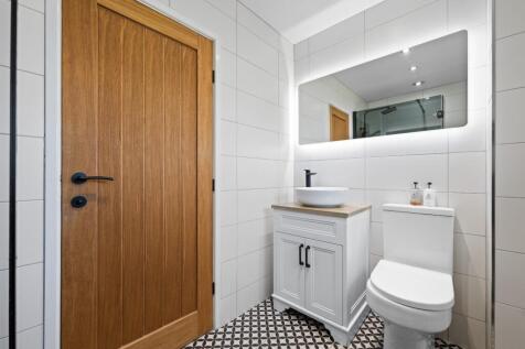 SHOWER ROOM.jpg