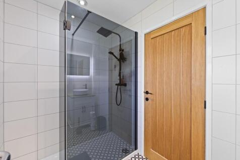 SHOWER ROOM 02.jpg