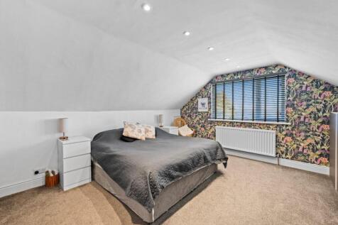 BEDROOM 1 04.jpg