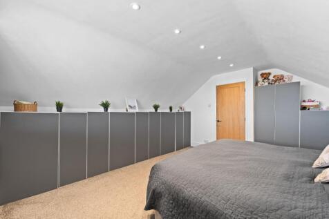 BEDROOM 1 02.jpg