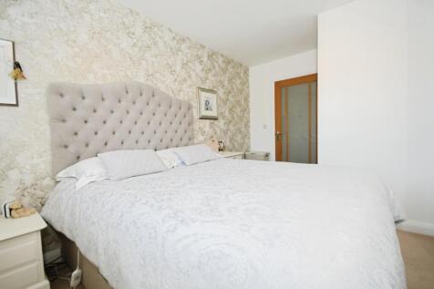 BEDROOM 1 02.jpg