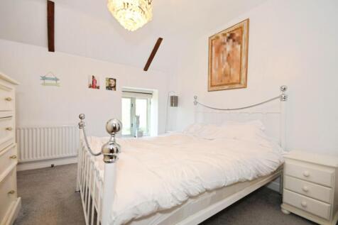 BEDROOM 1 02.jpg