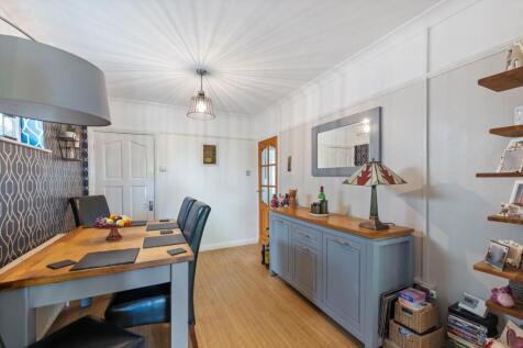 DINING ROOM 01.jpg