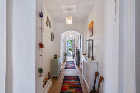 HALLWAY 02.jpg