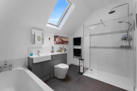 BATHROOM 02.jpg