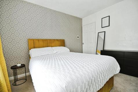 BEDROOM 1 03.jpg