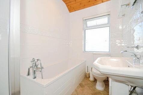 BATHROOM 01.jpg