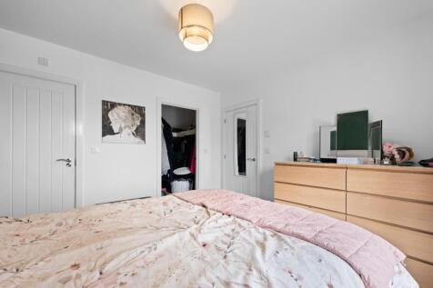 BEDROOM 1 02.jpg