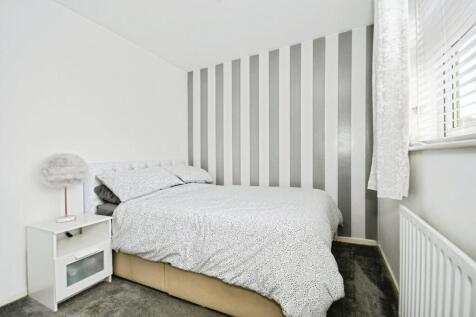 BEDROOM 1 02.jpg
