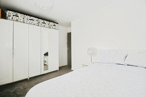 BEDROOM 1 03.jpg