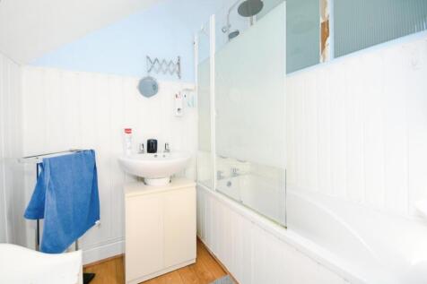 BATHROOM 02.jpg