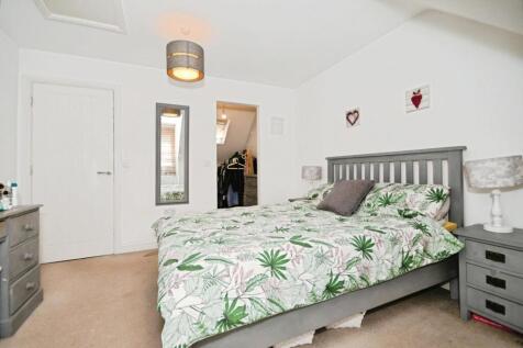 BEDROOM 1 02.jpg