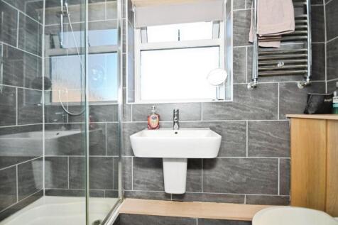 BED 1 ENSUITE 01.jpg