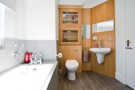 BATHROOM 02.jpg