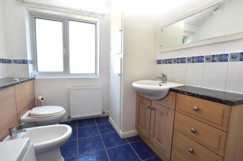 Bathroom (2).jpg