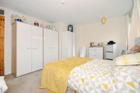 BEDROOM 1 02.jpg