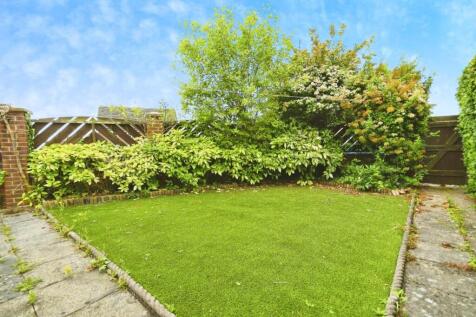 SIDE GARDEN 02.jpg