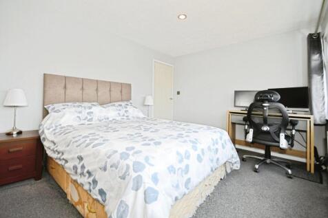 BEDROOM 1 02.jpg