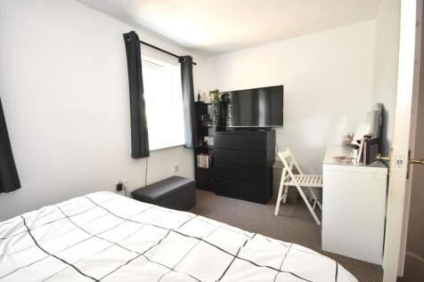 BEDROOM 1 02.JPG