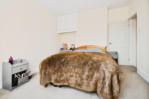 BEDROOM 1 02.jpg