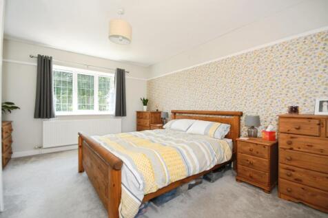 BEDROOM 1 02.jpg