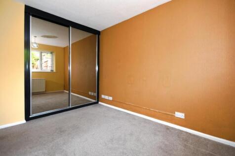 BEDROOM 1 02.jpg
