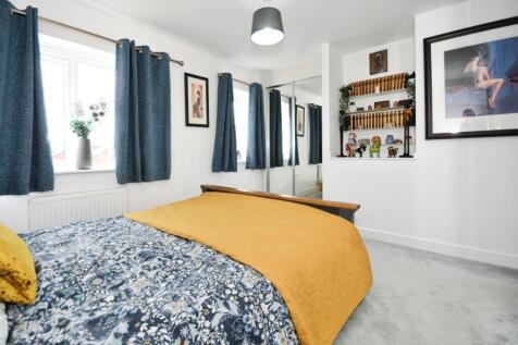 BEDROOM 1 02.jpg