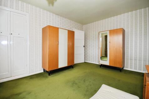 BEDROOM 1 02.jpg