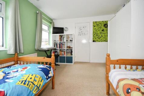 BEDROOM 1 02.jpg