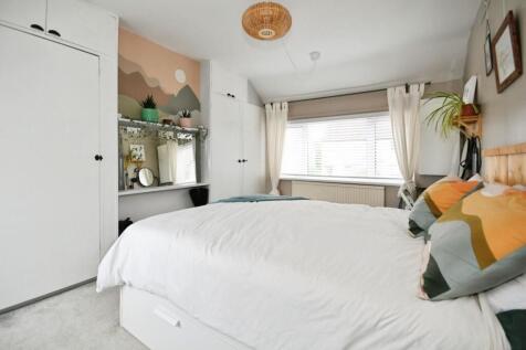 BEDROOM 1.jpg