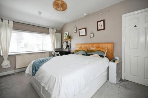 BEDROOM 1 02.jpg