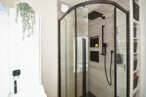 BATHROOM 03.jpg