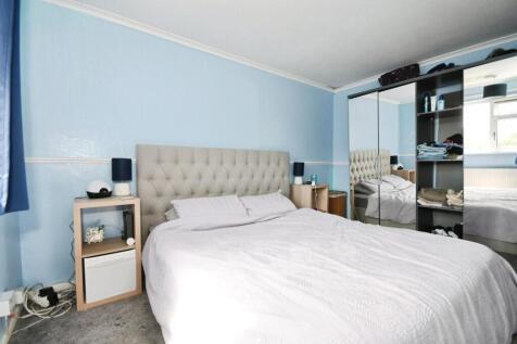 BEDROOM 1 02.jpg