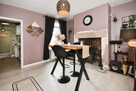 DINING ROOM 02.jpg