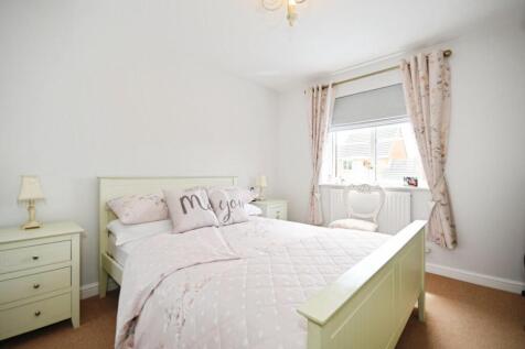 BEDROOM 1 02.jpg