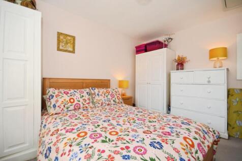 BEDROOM 1 02.jpg
