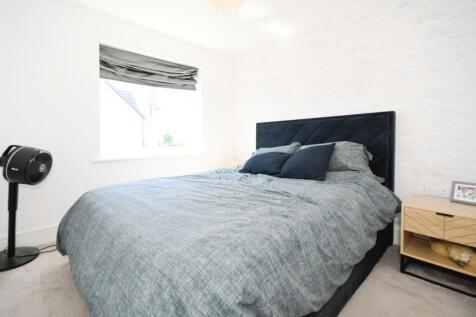 BEDROOM 1 02.jpg