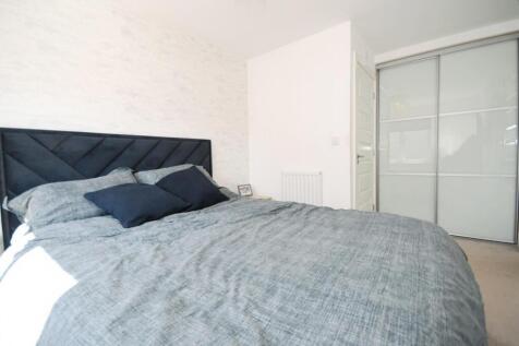 BEDROOM 1 03.jpg