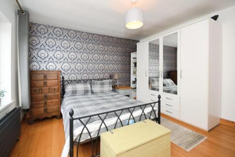 BEDROOM 1 02.jpg