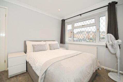 BEDROOM 1 02.jpg